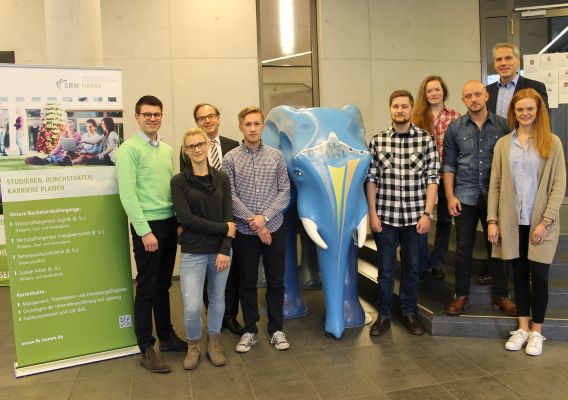 V.l.n.r.: Vorsitzender Jonas Winrich, BWL-Dekan Prof. Dr. Andreas Kirst, Merle Termath, Fabian Engel V.l.n.r.: Vorsitzender Jonas Winrich, BWL-Dekan Prof. Dr. Andreas Kirst, Merle Termath, Fabian Engel