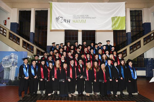 Die anwesenden Absolventen und Absolventinnen des Jahrgangs 2016 der SRH Hochschule für Logistik und