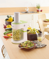 (FOTO: Kenwood) Der neue Kenwood Spiralschneider sorgt für Formenvielfalt. (FOTO: Kenwood) Der neue Kenwood Spiralschneider sorgt für Formenvielfalt.