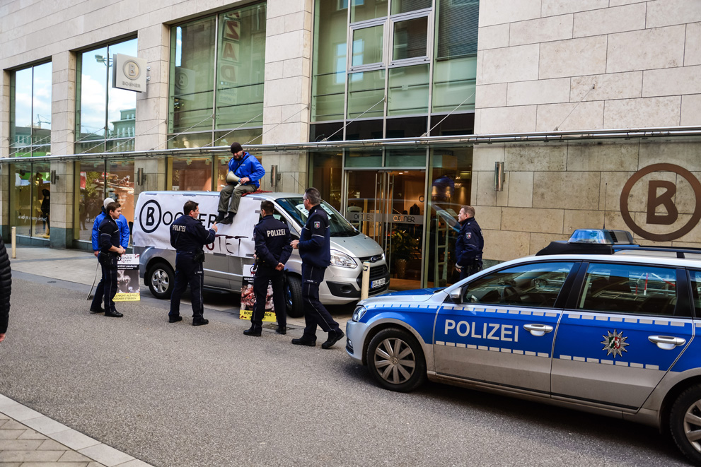 Polizei-Einsatz: Tierschützer parkten einen mit Plakaten behangenen Kleintransporter direkt vor Bogn Polizei-Einsatz: Tierschützer parkten einen mit Plakaten behangenen Kleintransporter direkt vor Bogn