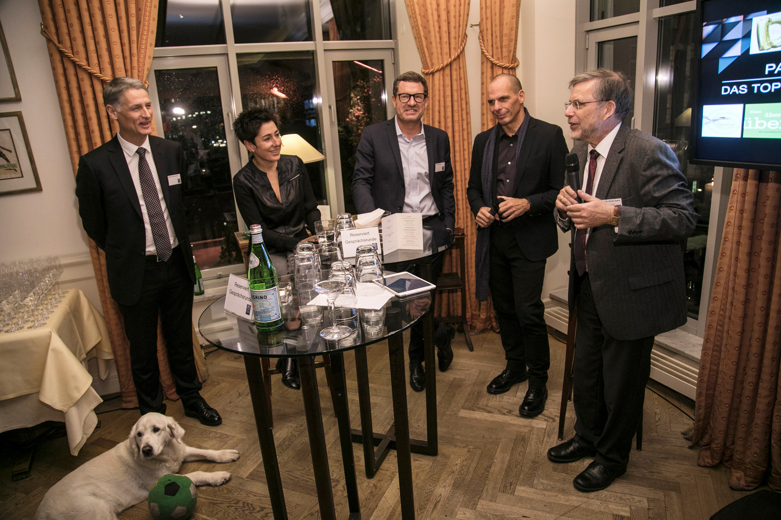 Die Top-Redner in lockerer Gesprächsrunde (v.l.): Schranner, Hayali, Diekmann, Varoufakis und Dueck 