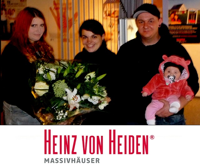 Heinz von Heiden-Bauherrenfachberaterin Carolin Lambert begrüßt die 46.000-ste Baufamilie