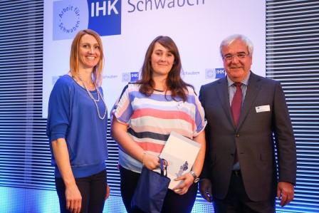 Foto: (v.l.n.r.)  Carolin Hingst (Profisportlerin im Stabhochsprung), Sandra Schmid (Jahrgangsbeste 