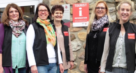 Das Team der Touristinformation um Franziska Aulich (2. v.l.) freut sich über die Zertifizierung.
