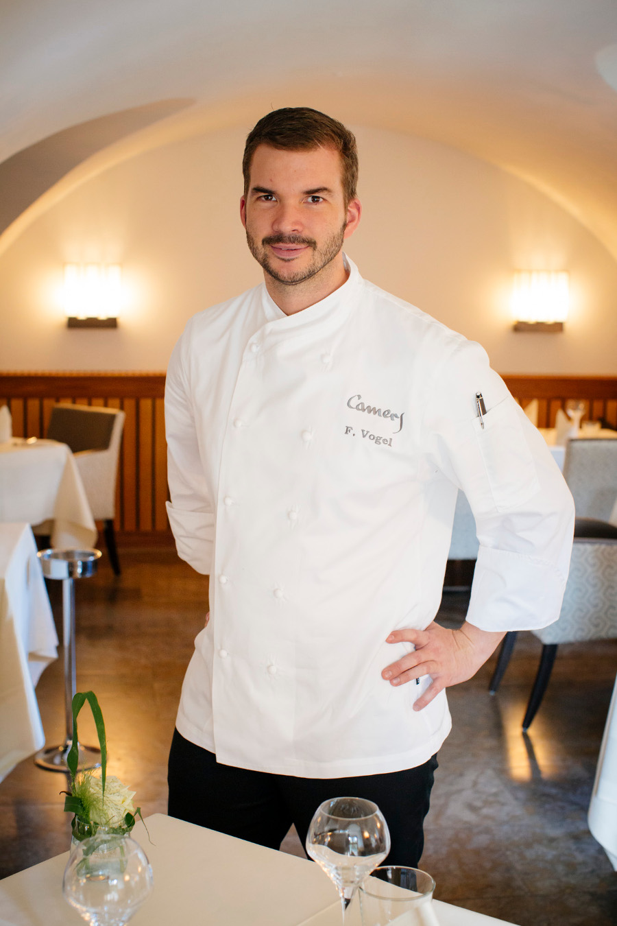 Florian Vogel freut sichüber die Anerkennung vom Gault& Millau (Bildquelle: Schloss Hohenkammer)