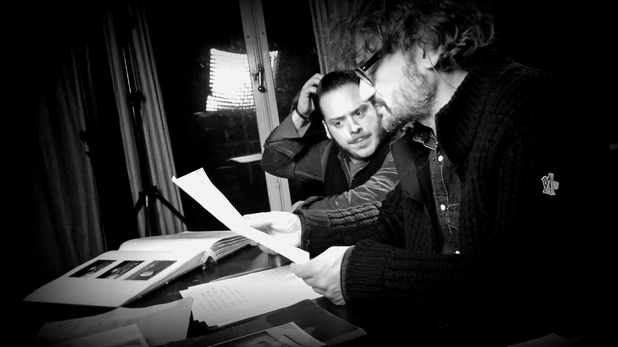 Regisseur M.A. Littler und Hauptdarsteller Alain Croubalian bei der Drehbuchbesprechung