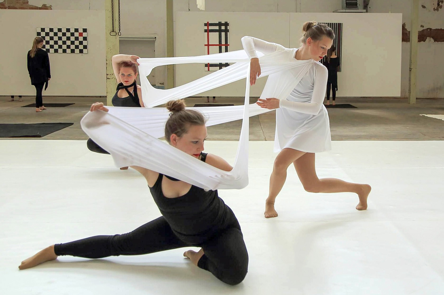 Tänzerinnen von TanzART zeigen eine Performance zur Geschichte der Textilregion Oberlausitz. (Bildqu Tänzerinnen von TanzART zeigen eine Performance zur Geschichte der Textilregion Oberlausitz. (Bildqu