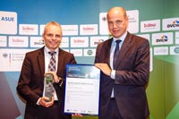 Meyer-Geschäftsführer Matthias Strehl nimmt den Preis für Innovation und Klimaschutz 2016 entgegen.