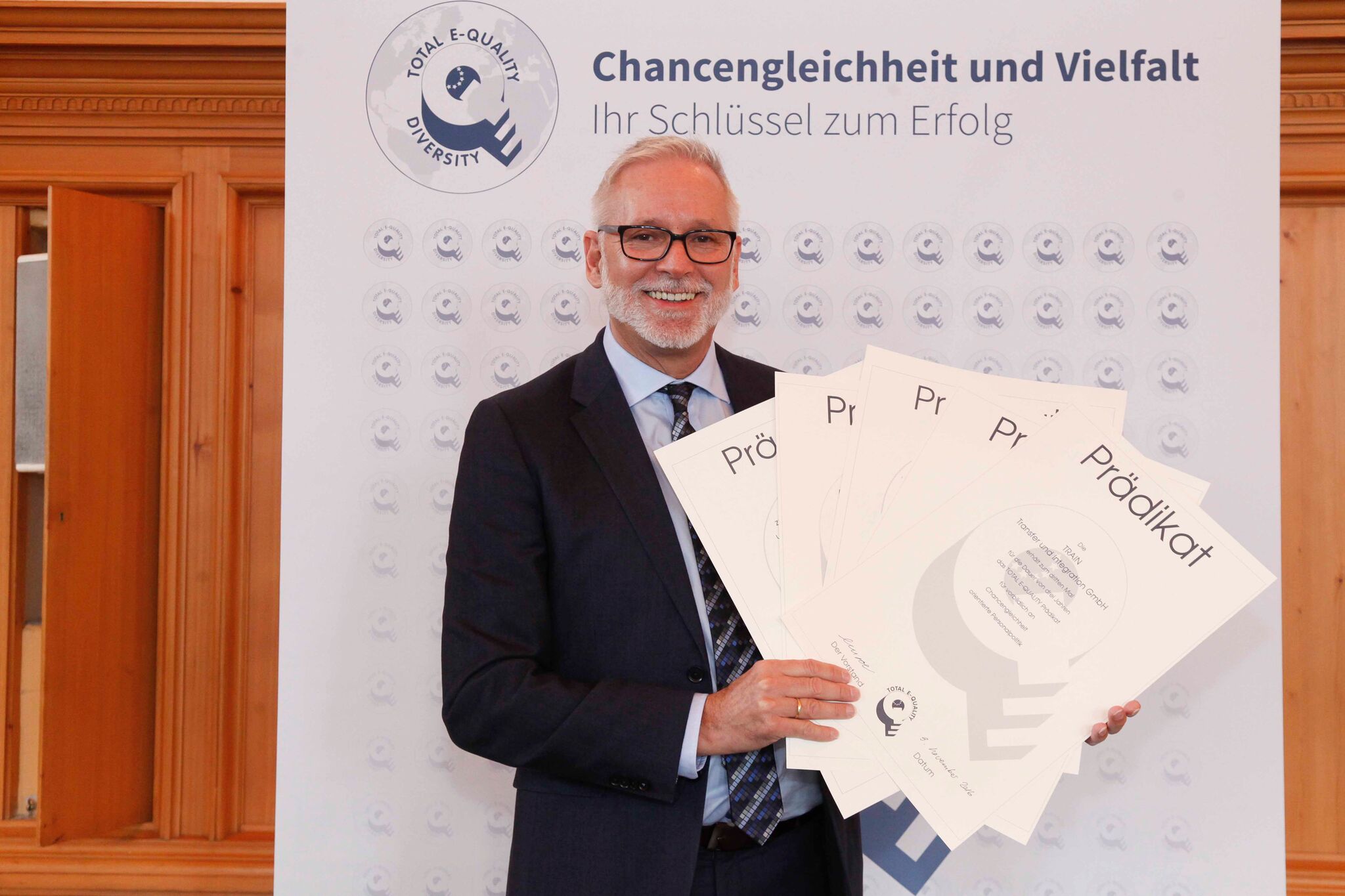 Gerhard Ubl, Geschäftsführer der TRAIN, mit den fünf TOTAL E-QUALITY-Prädikaten Gerhard Ubl, Geschäftsführer der TRAIN, mit den fünf TOTAL E-QUALITY-Prädikaten
