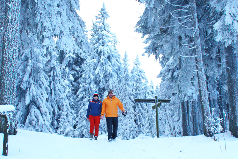 Paar bei einer Winterwanderung in den Harzer Wäldern (Bildquelle: Stadtmarketing Bad Harzburg) Paar bei einer Winterwanderung in den Harzer Wäldern (Bildquelle: Stadtmarketing Bad Harzburg)