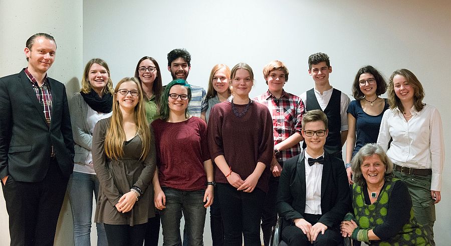 Schreibschul-Leiter Patrick Findeis (li.) mit den Schreibschülern, re.v. Referentin U. Schröter (Bil Schreibschul-Leiter Patrick Findeis (li.) mit den Schreibschülern, re.v. Referentin U. Schröter (Bil