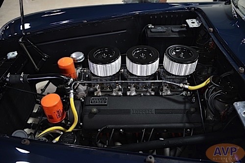 Ferrai-Oltimer-blau-Motor