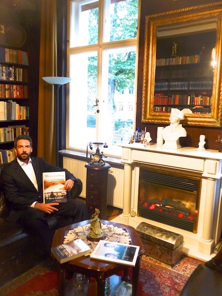 Mathias Walch stellt das Buch der Personenschutzlegende Horst Pomplun bei einer Kaminlesung vor Mathias Walch stellt das Buch der Personenschutzlegende Horst Pomplun bei einer Kaminlesung vor