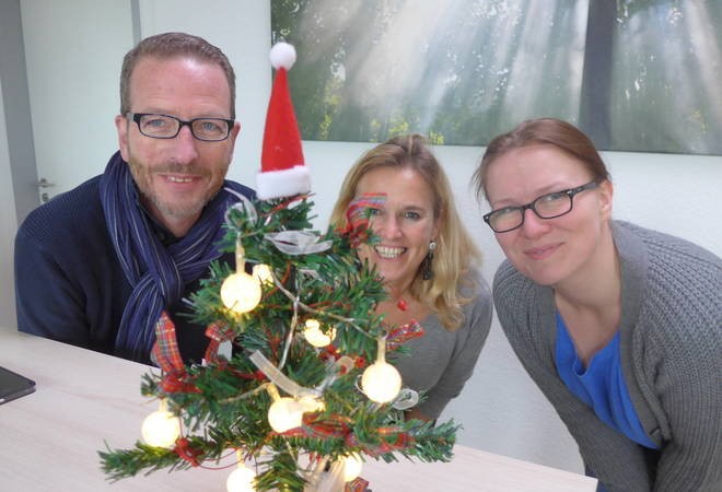 Mitarbeiter der Spedition Wolf liefern sozialen Einrichtungen kostenlos den Weihnachtsbaum ins Haus.