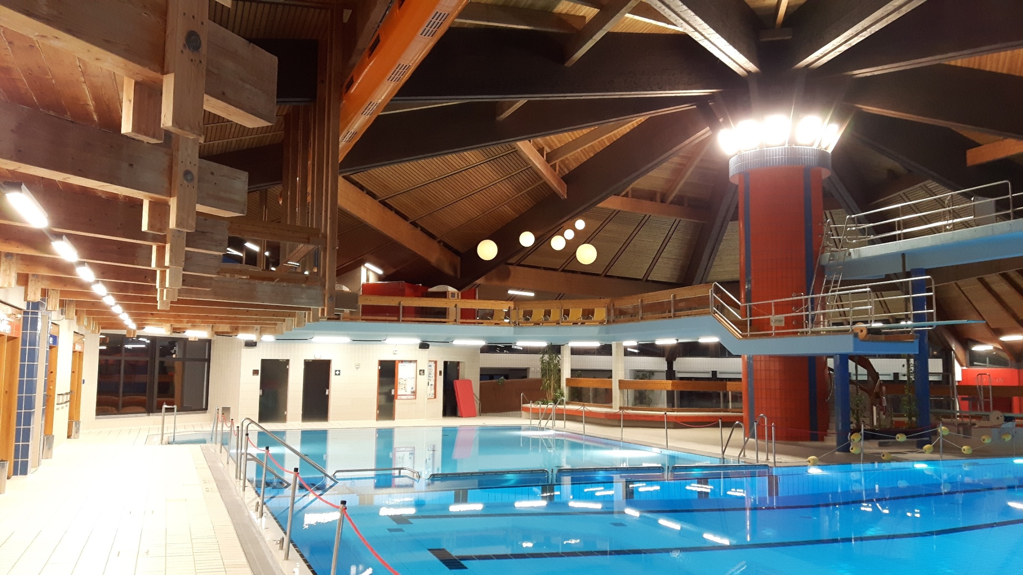 Feuchtraumleuchten TGL und Hallenstrahler HCL schaffen perfektes und wohltuendes Lichtklima im Halle Feuchtraumleuchten TGL und Hallenstrahler HCL schaffen perfektes und wohltuendes Lichtklima im Halle