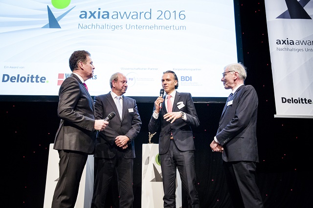Heinz von Heiden erhält?Axia Award-Sonderpreis" als?Bester Brückenbauer?(Bildquelle: Fotos:©Seb Heinz von Heiden erhält?Axia Award-Sonderpreis" als?Bester Brückenbauer?(Bildquelle: Fotos:©Seb