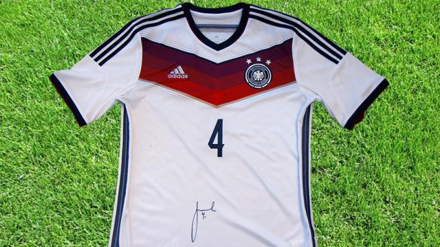 Das Trikot von 2014 signiert von Benedikt Höwedes - Foto NDR Das Trikot von 2014 signiert von Benedikt Höwedes - Foto NDR