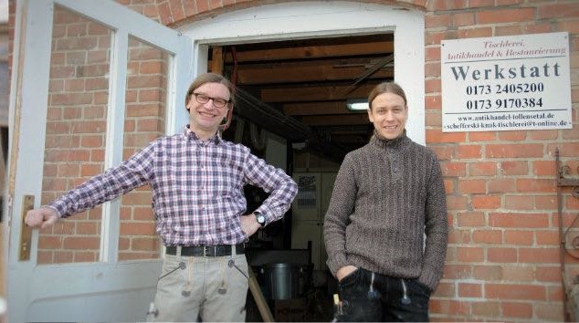 Uwe Schefferski& Gregor Knak vor Ihrer Werkstatt in Grapzow Uwe Schefferski& Gregor Knak vor Ihrer Werkstatt in Grapzow