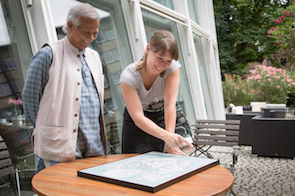 Muhammad Yunus und Kerstin Humberg bei der Übergabe seines Glückswerks (Foto: Sabrina Asche)