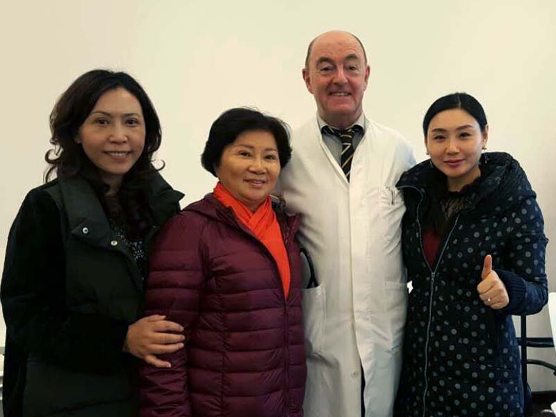 2. v.li. Frau Dr. med Li aus Shanghai, 2. v.re. Dr. med. Kai Ruffmann aus Baden-Baden 2. v.li. Frau Dr. med Li aus Shanghai, 2. v.re. Dr. med. Kai Ruffmann aus Baden-Baden