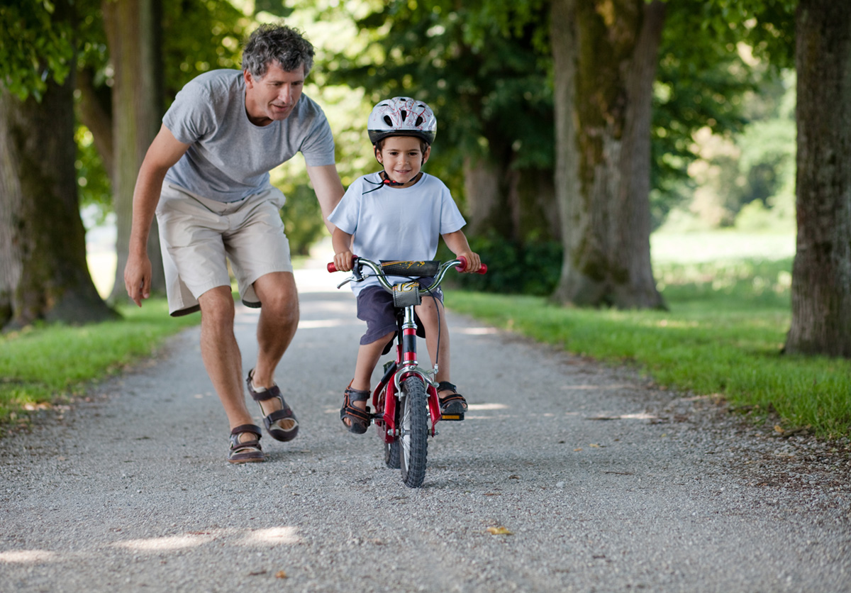 Helm tragen und andere Präventionsmaßnahmen schützen Kinder vor gefährlichen Unfällen. (Bildquelle: Helm tragen und andere Präventionsmaßnahmen schützen Kinder vor gefährlichen Unfällen. (Bildquelle: