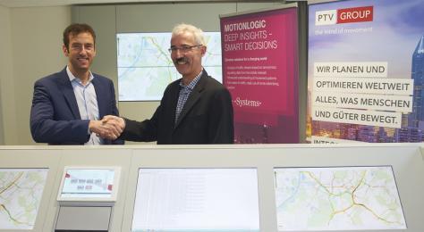 Norbert Werber von Motionlogic und Nicolas Doucet von PTV besiegeln die strategische Zusammenarbeit Norbert Werber von Motionlogic und Nicolas Doucet von PTV besiegeln die strategische Zusammenarbeit