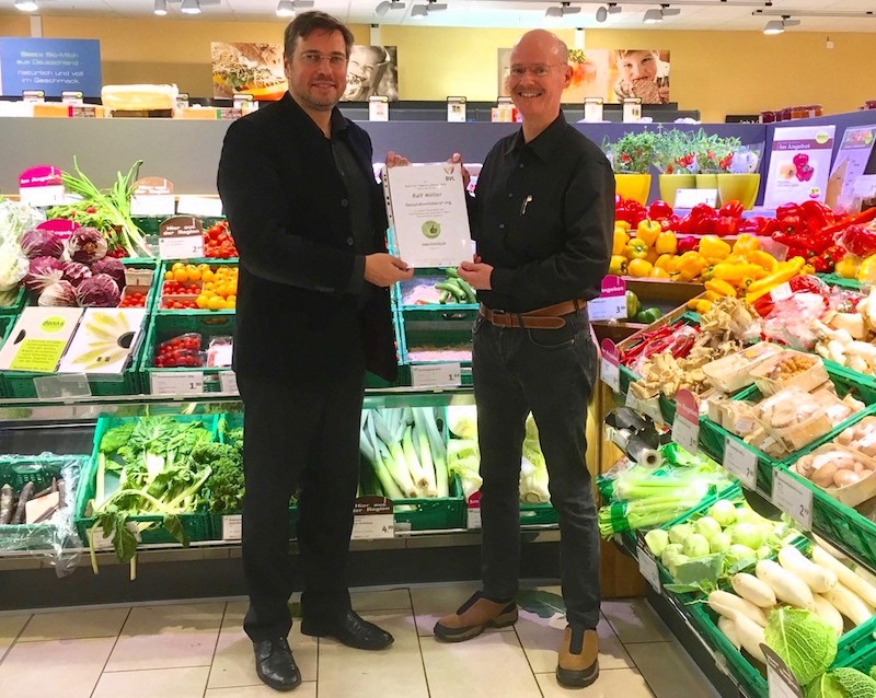 Vegan Friendly Zertifikatsübergabe Peter Suhling und Ralf Möller Vegan Friendly Zertifikatsübergabe Peter Suhling und Ralf Möller