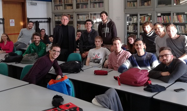 Inmitten wissbegieriger Studierender an der Universität Turin: Prof. Dr. Thomas Hermann. Inmitten wissbegieriger Studierender an der Universität Turin: Prof. Dr. Thomas Hermann.
