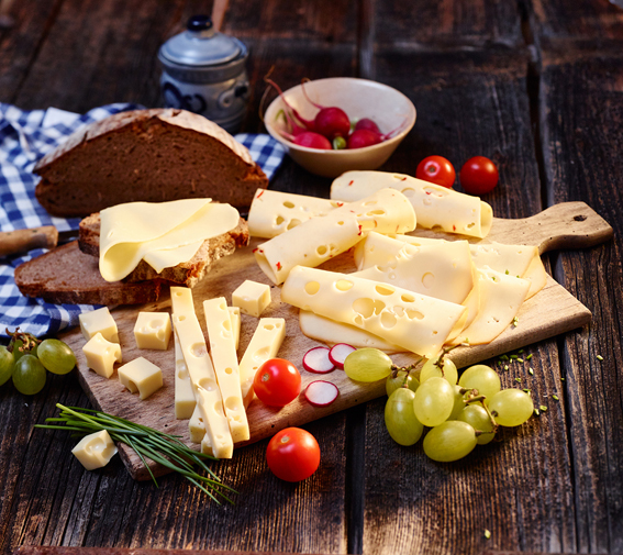 Ein leckeres Stück Käse bereichert den Ernährungsplan. (Bildquelle: Bergader Privatkäserei) Ein leckeres Stück Käse bereichert den Ernährungsplan. (Bildquelle: Bergader Privatkäserei)