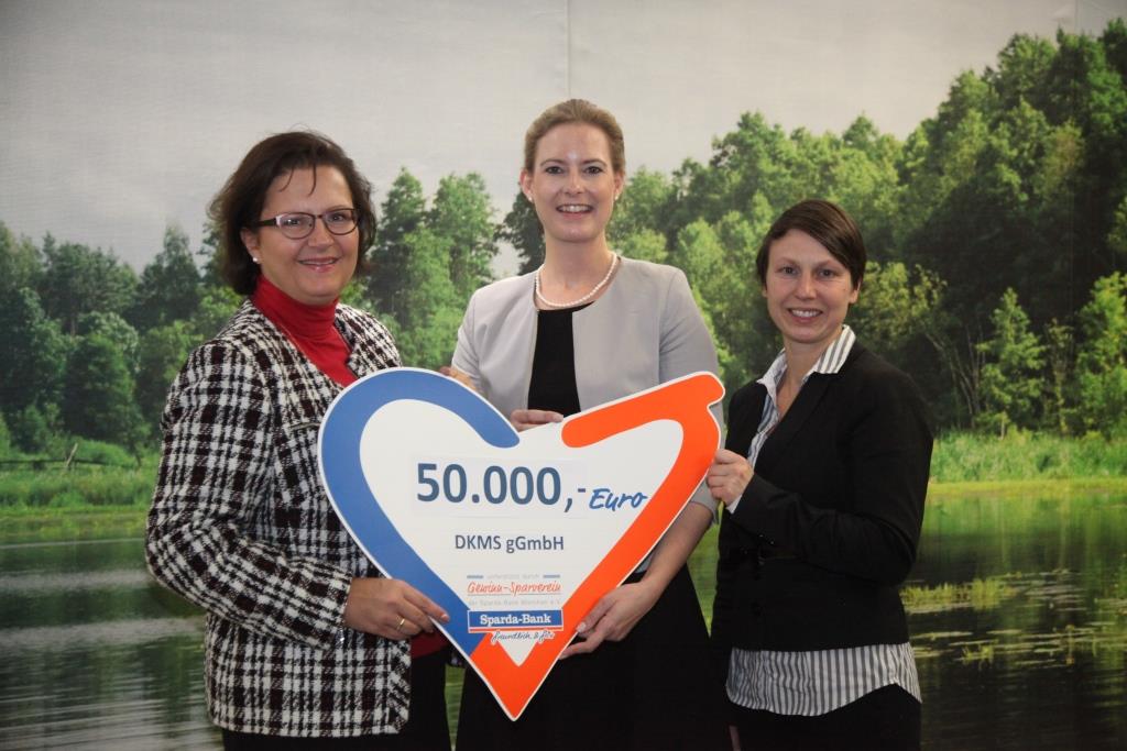 von links: Christine Miedl von der Sparda-Bank sowie Christina Neumann und Nicole Heßmert von DKMS.