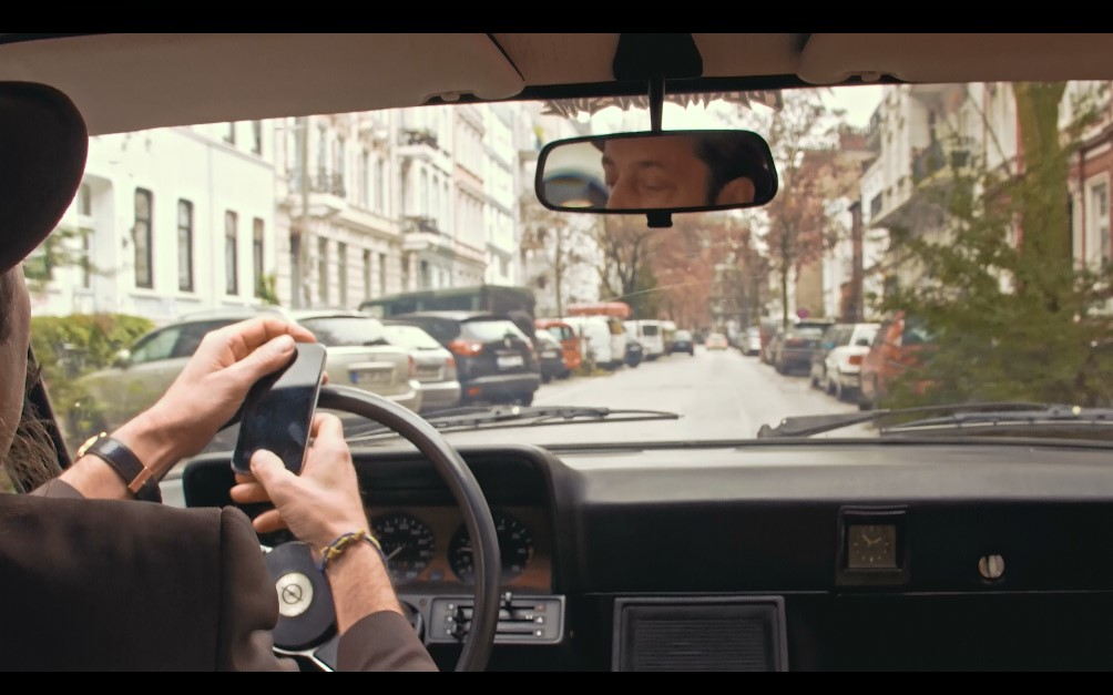 Dass Handys am Steuer gefährlich sind, zeigt ein Video der DA Direkt. Dass Handys am Steuer gefährlich sind, zeigt ein Video der DA Direkt.