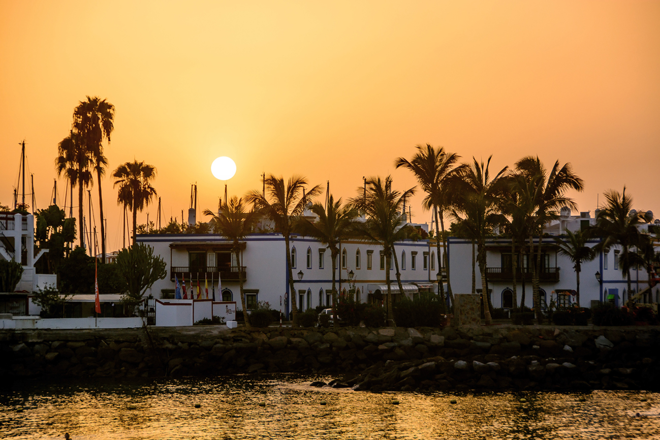Bei Puerto de Mogán auf Gran Canaria können Paare romantische Sonnenuntergänge genießen. Bei Puerto de Mogán auf Gran Canaria können Paare romantische Sonnenuntergänge genießen.