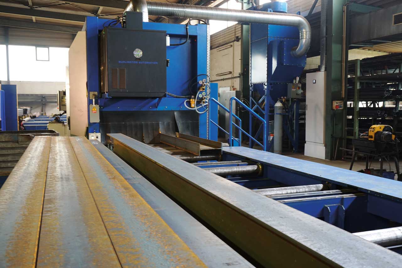 Python X, der CNC gestützte automatische Plasma-Schneid-Roboter im Einsatz bei SSB Stark Stahlbau. Python X, der CNC gestützte automatische Plasma-Schneid-Roboter im Einsatz bei SSB Stark Stahlbau.
