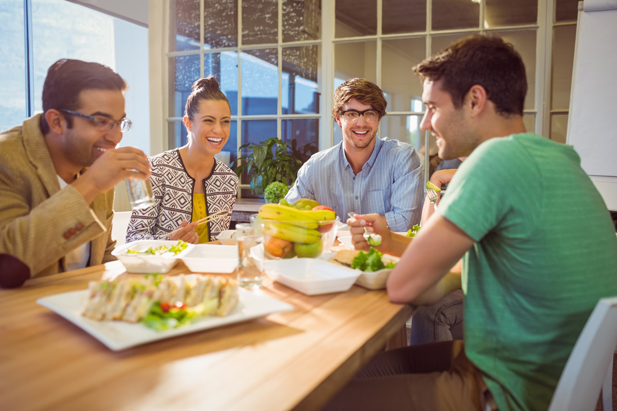 Nicht am Schreibtisch essen: Lieber während einer kleinen, bewussten Pause das Essen genießen (Bildq