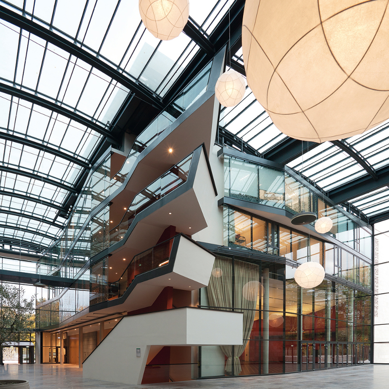 Die Glas-Sonderkonstruktion der JET-Gruppe über Foyer und Atrium des Botschaftsgebäudes in Berlin sc
