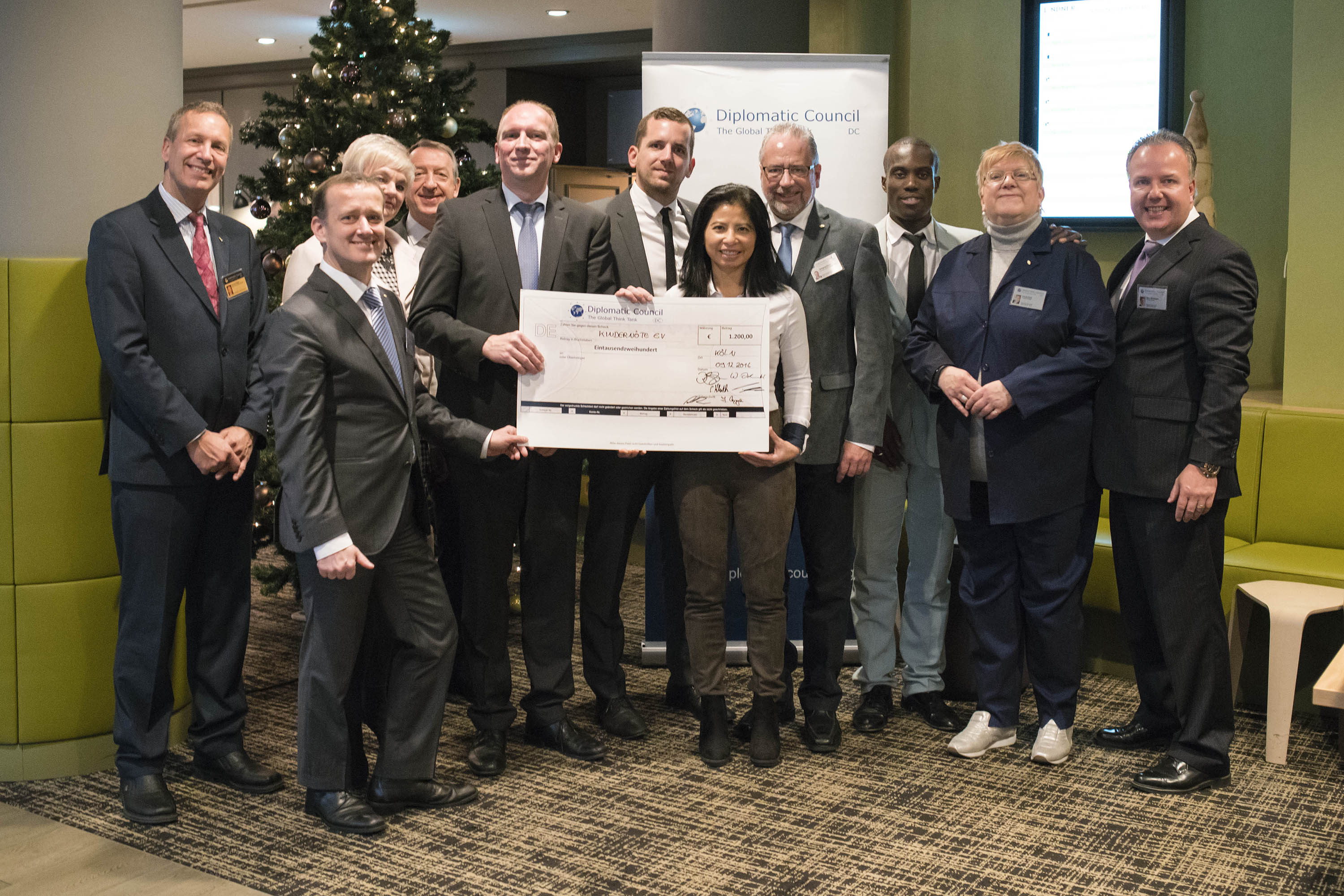 Scheckübergabe für Kindernöte e.V.  beim Diplomatic Council Business Breakfast in Köln