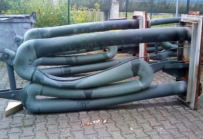 Schaden an einem metallischen Strahlheizrohr durch hohe thermische Belastung. (Bildquelle: M. Hellen