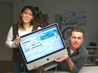 Eva Missling von 12designer.com und Tom Strohmeier von den Codingpeople vereinbaren Partnerschaft