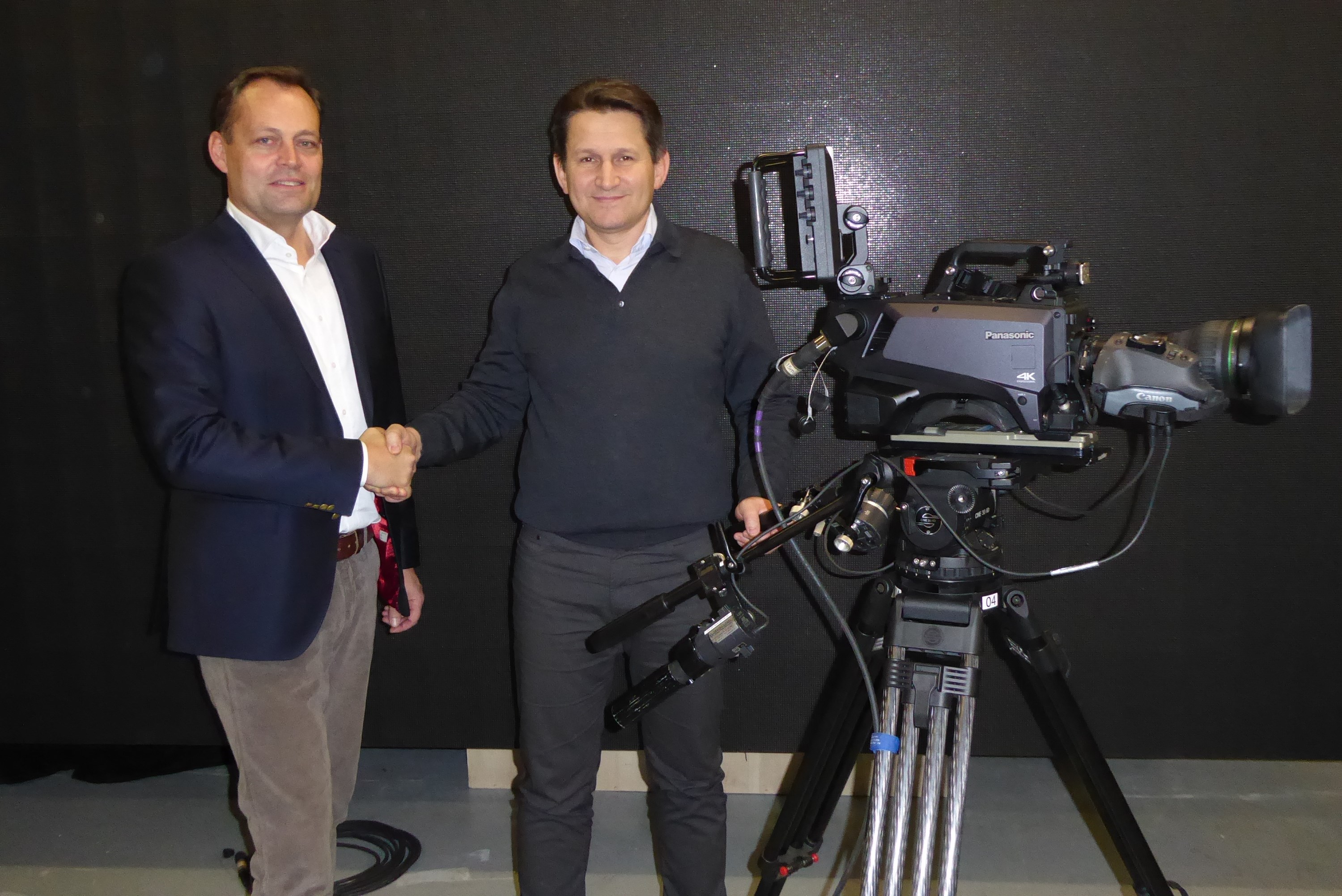 Robert Wöhrl (Panasonic/links) und Robert Ranzinger (AV Professional/rechts) bei derÜbergabe (Bildqu Robert Wöhrl (Panasonic/links) und Robert Ranzinger (AV Professional/rechts) bei derÜbergabe (Bildqu