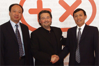 v.l.n.r Ma Dejun, CHEARI; Donat Brandt, Plus X Award; Zhang Yachen, China Appliance Technology v.l.n.r Ma Dejun, CHEARI; Donat Brandt, Plus X Award; Zhang Yachen, China Appliance Technology