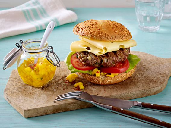 Zu einem guten Burger gehört ein leckerer Käse. (Bildquelle: Bergader Privatkäserei) Zu einem guten Burger gehört ein leckerer Käse. (Bildquelle: Bergader Privatkäserei)