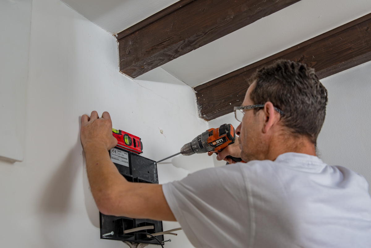 Mit etwas handwerklichem Geschick kann man eine Lüftungsanlage auch selber einbauen (Bildquelle: @ S Mit etwas handwerklichem Geschick kann man eine Lüftungsanlage auch selber einbauen (Bildquelle: @ S