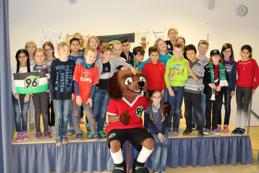 Hannover 96 Maskottchen Eddi prämiert die Grundschule Großburgwedel Hannover 96 Maskottchen Eddi prämiert die Grundschule Großburgwedel