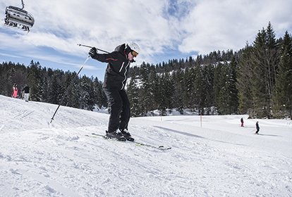 Skifahren macht Spaß, doch ein Unfall ist schnell passiert.   Foto: HUK-COBURG