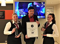 Stolz auf den Award – Hoteldirektor Alexander Rudnik mit Mitarbeiterinnen (Foto: A. Rudnik) Stolz auf den Award – Hoteldirektor Alexander Rudnik mit Mitarbeiterinnen (Foto: A. Rudnik)