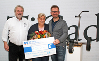 (FOTO: TICAD) Björn Hillesheim (r.) übergibt die Spende an Hilu Knies und an Peter Müller vom Verein