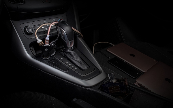 Premium-KFZ-Ladegerät mit USB-C- und USB-A-Anschlüssen: CASA CO³ Premium-KFZ-Ladegerät mit USB-C- und USB-A-Anschlüssen: CASA CO³