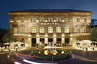 Die denkmalgeschützte Fassade (ehem. königlich-bayerisches Postamt) des Sofitel Munich Bayerpost;