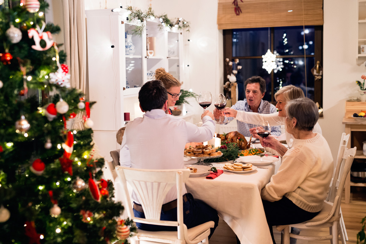 Kleine Pausen zwischen den Gängen helfen, nicht mehr zu essen, als notwendig. (Bildquelle: Halfpoint Kleine Pausen zwischen den Gängen helfen, nicht mehr zu essen, als notwendig. (Bildquelle: Halfpoint