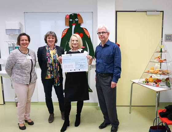 Spendenübergabe durch Frau Birte Kern (2. v.r.)